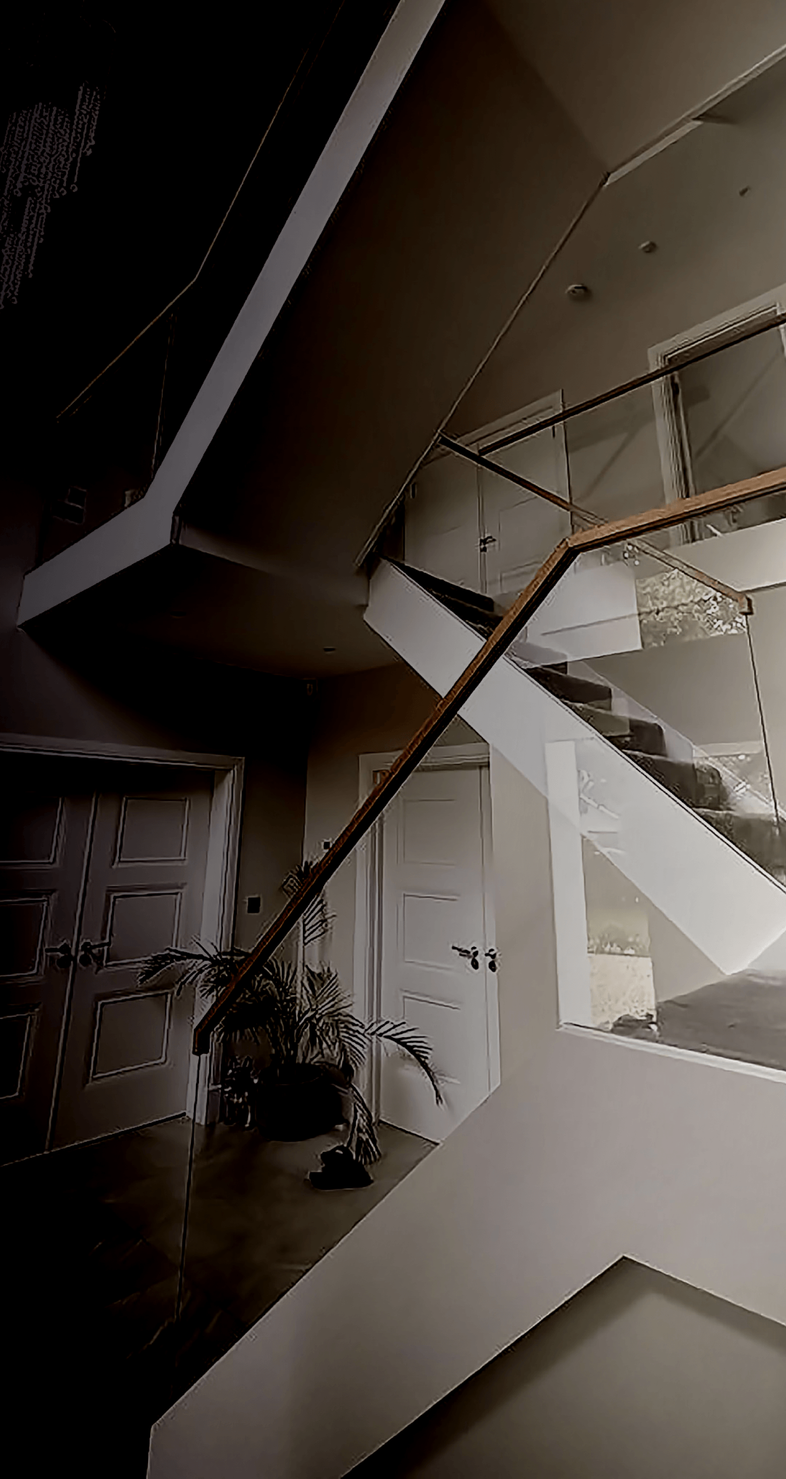 closed string closed riser glass stairs